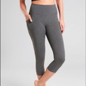 Athleta salutation stash pocket capris S